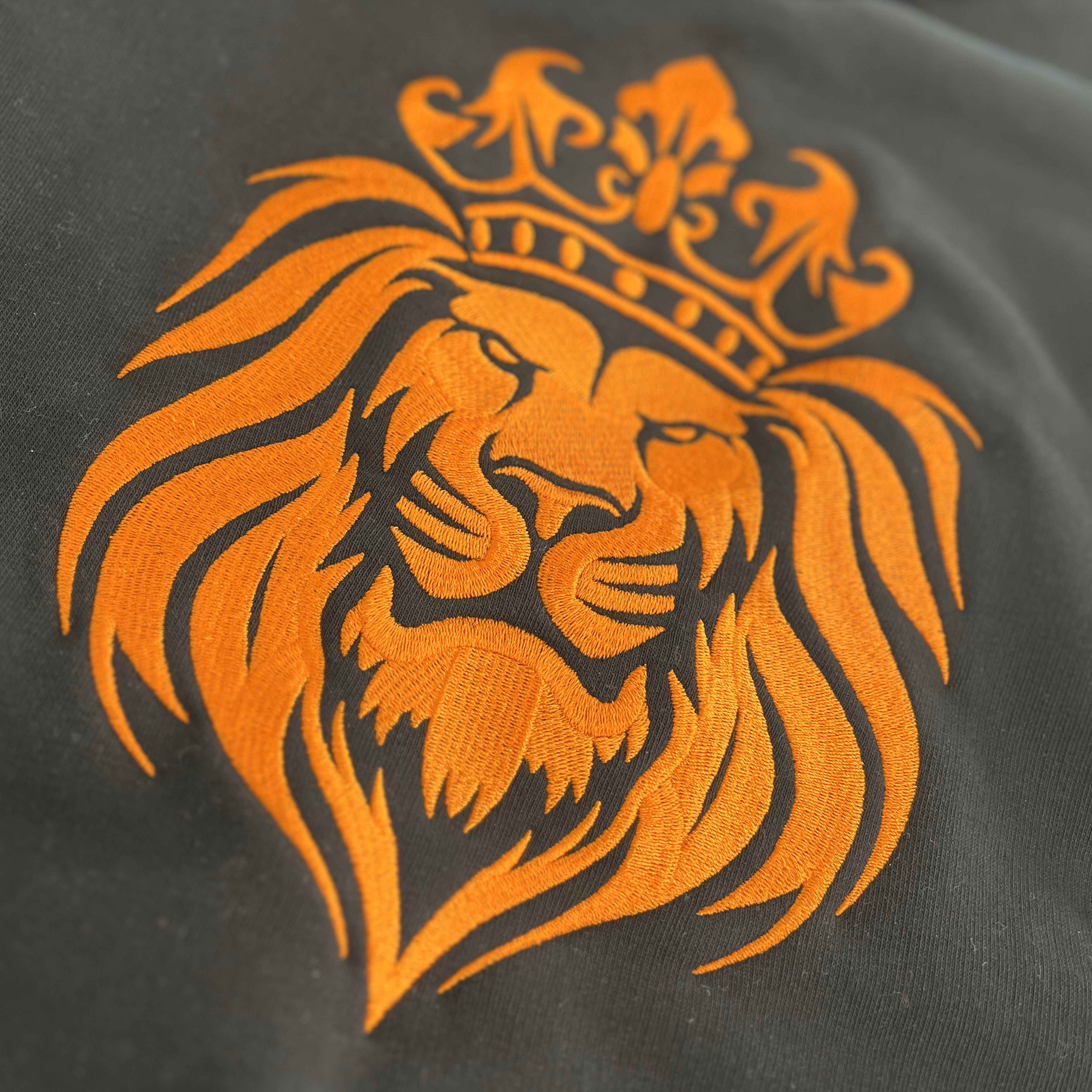Koningsdag hoodie | Borduring voorkant | Leeuw 10cm breed