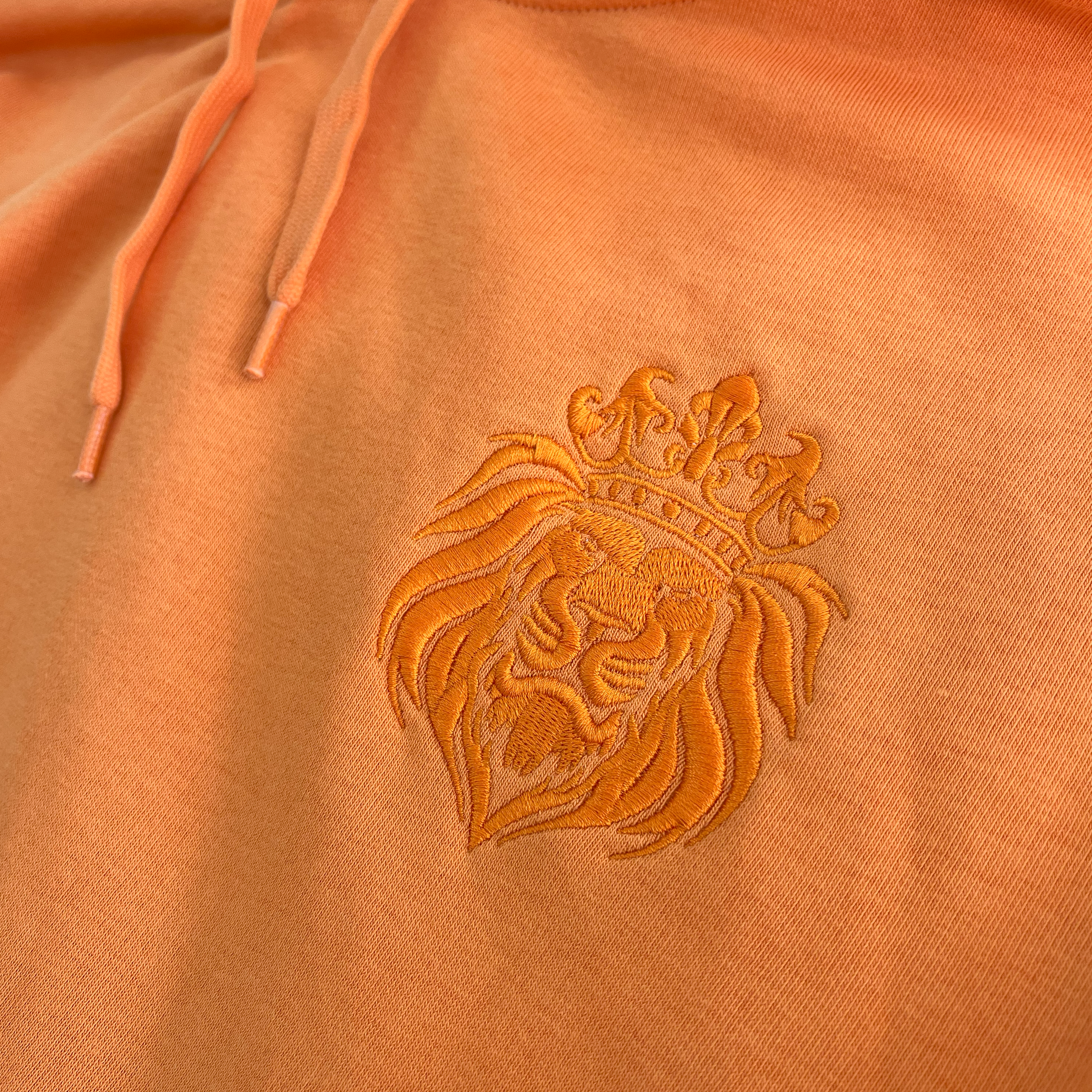 Koningsdag hoodie | Borduring voorkant | Leeuw 10cm breed